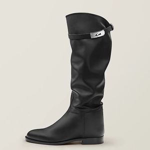 Bottes longues souples pour femmes à talons plats, avec boucle métallique et empeigne plissée, coupe large, hauteur genou - Product Image 1