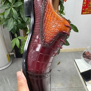 รองเท้าหนังแท้ทรงสี่เหลี่ยมสำหรับผู้ชาย ระบายอากาศได้ดี น้ำหนักเบา กันลื่น เหมาะสำหรับธุรกิจ ตกแต่งด้วยลายโบรก - Product Image 1