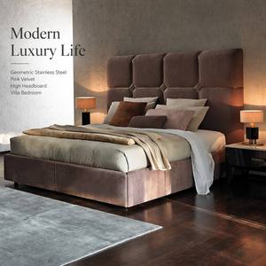 Cama Moderna Italiana de Lujo, Tapizada en Terciopelo, con Incrustaciones Geométricas de Acero Inoxidable, Suave, Personalizable, para Recámara Principal, Villa u Hotel - Product Image 1