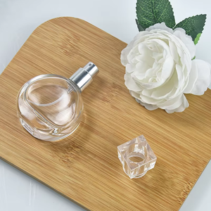 Botella de <span class=keywords><strong>Perfume</strong></span> Cuadrada de Vidrio Transparente de 25 ml al por Mayor con Caja, Recargable con Tapa y Logotipo Personalizado, Estilo Moderno de Lujo - Product Image 2