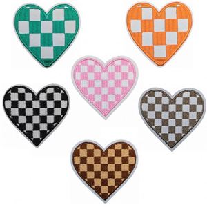 แผ่นปักลายหัวใจสีดำชมพูลายตารางหมากรุก พร้อมคำว่า Loud and Proud สำหรับตกแต่งเสื้อคลุมและหมวกกลางแจ้ง - Product Image 2