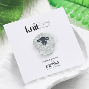 Pins de Solapa Esmaltados en Plata con Diseño 2D/3D Encantador, Logotipo Metálico Personalizado con Tarjeta de Empaque para Regalo o Accesorio Festivo - Product Image 2