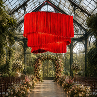 Lustre de plafond en macramé rouge à trois niveaux avec des fleurs en soie artificielle pour la réception d'hôtel, toile de fond sur mesure