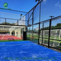 Piste de padel panoramique complète FIP Standard avec structure en acier galvanisé renforcé et jointure de verre sans soudure pour hôtels de luxe et complexes hôteliers