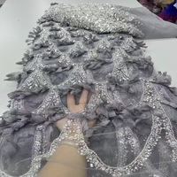 Nouveau tissu en maille de dentelle 100% polyester tissé, fortement brodé, orné de fleurs tridimensionnelles et de perles, pour robes de soirée et de mariage