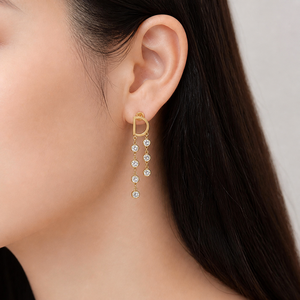 ต่างหูแบบห้อยทรงหยดน้ำ รุ่น Gold D ทำจากสแตนเลสสตีล ชุบทอง 14K ด้วยวิธี Vacuum Plating ประดับด้วยเพชรทรงเหลี่ยมแบบ Cubic Zirconia ดีไซน์ไม่สมมาตร - Product Image 4