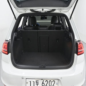 Volkswagen Golf GTD BlueMotion TDI Automático, Eficiente Diésel, Hot Hatch, Ingeniería Alemana que Combina Rendimiento y Ahorro de Combustible - Product Image 3