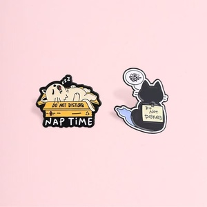 Broches de metal al por mayor con diseño de gatito durmiente, bonitos broches de esmalte creativos y únicos con letrero de 'No molestar', color negro. - Product Image 2