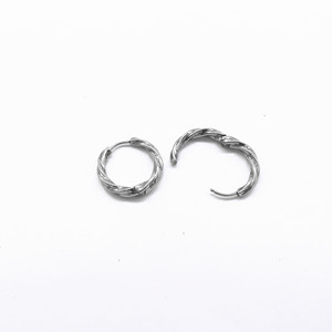 Yunnique Pendientes de aro retorcidos minimalistas de acero y titanio plateado, diseño geométrico redondo para mujer - Product Image 3