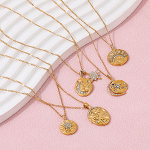 <span class=keywords><strong>Collana</strong></span> Joolim <span class=keywords><strong>con</strong></span> Ciondolo a Moneta in Acciaio Inossidabile <span class=keywords><strong>con</strong></span> Zirconi <span class=keywords><strong>Sole</strong></span> <span class=keywords><strong>Luna</strong></span> <span class=keywords><strong>e</strong></span> Stella, Placcata Oro 18K PVD, Impermeabile <span class=keywords><strong>e</strong></span> Antiannerimento, Gioiello di Tendenza - Product Image 3