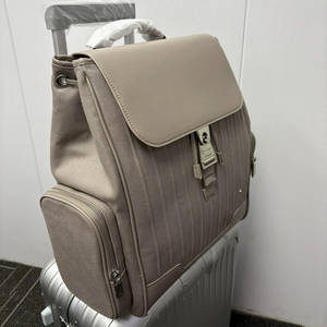 官方 R Brand Never Still 全新大号牛仔布翻盖背包男女通用旅行包 - Product Image 5