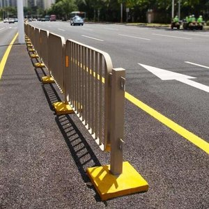 Barrière de circulation Sky Eagle 300 cm en acier galvanisé à chaud avec base, séparateur de voie routière municipale - Product Image 1