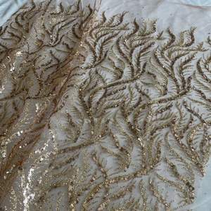 Tissu en maille à paillettes douces avec revêtement adhésif pour vêtements de mode - Product Image 3