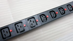 DoyonTek Unité de distribution d'alimentation 19 ''12 ports IEC C13 C19 Prise serveur Rack PDU - Product Image 2