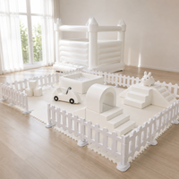 Structures de jeux gonflables commerciales blanches avec design compact en mousse, château gonflable, piscine à balles, tunnel et structure d'escalade pour mariages et locations d'événements