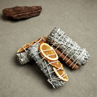 Bundel California White Sage dengan Irisan Jeruk dan Tongkat Kayu Manis untuk Aromaterapi Alami dan Meditasi Udara Segar