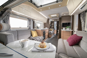 Rimorchio da viaggio per roulotte di lusso più venduto di 2025 UK con finestra panoramica - Product Image 3