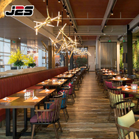 Ensemble table et chaises de restaurant en cuir rembourré, design intérieur commercial sur mesure de luxe rétro J2S pour hôtel