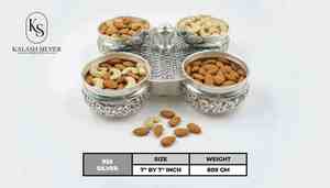 Chowki en argent artisanal avec quatre supports pour Kumkum Chawal, ensemble de culte indien traditionnel pour le temple à domicile, rituels festifs - Product Image 2