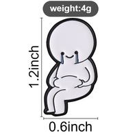 Broche en métal contrastante avec figurine doodle simple assise, visage souriant et larmes bleues, style art meme pour la culture des memes