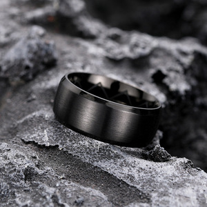Anello geometrico scuro di lusso con incisioni, gioiello di moda unisex, accessorio elegante di nicchia - Product Image 3