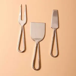 Ensemble de trancheuses à fromage au design antique en acier inoxydable avec poignée brune noire, parfait pour les accessoires de mariage et d'ustensiles de cuisine - Product Image 2