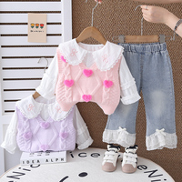 Ensemble 3 Pièces Tendance 2026 pour Bébé Fille : Gilet Tricoté avec Cœur, Chemise à Col Dentelle et Pantalon à Volants – Design Adorable
