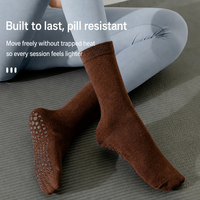 Chaussettes de yoga antidérapantes pour femmes, chaussettes de sport professionnelles mi-mollet antidérapantes pour Pilates avec texture de massage du pied pour la danse et le fitness