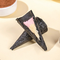 Mini-snacks à la fraise en gros, cornets de bonbons, crème glacée au chocolat croustillante, biscuits au chocolat
