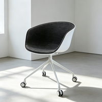 Chaise d'ordinateur nordique ergonomique avec accoudoirs, dossier confortable minimaliste, structure stable, roulettes silencieuses, chaise de bureau de luxe légère
