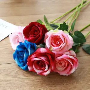 Grosir Pabrik kualitas tinggi beludru buatan mawar merah dan putih furnitur pernikahan kustom bunga hias mawar rumah