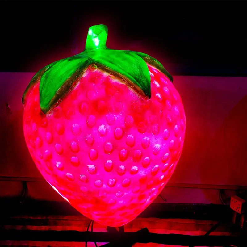 Simulation de fraise lumineuse plastique, Sculpture de fruits en FRP pour décoration de parc, étanche et scintillante, haute qualité, à vendre