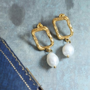 Boucles d'oreilles tendance de luxe plaquées or 18 carats avec perles d'eau douce irrégulières, en acier inoxydable, bijoux pour femmes, bijoux personnalisés - Product Image 4