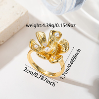 Bague Fleur Scintillante Dorée Bio avec Cinq Pétales Texturés, Centre en Perle, Deux Pétales en Perles et Zircon Cubique, Bijou Tendance pour Femme