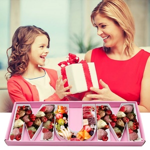 Caja de Regalo de Cartón con Forma de Letra MUM, Rellenable con Chocolate y Fresas, para el Día de la Madre - Product Image 1
