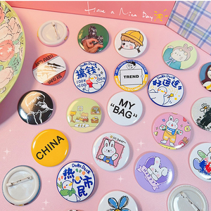 Badges personnalisés en fer blanc avec logo, à attacher par épingle de sûreté, vente en gros - Product Image 1