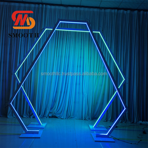 Arco de Hierro para Bodas al Aire Libre con Forma Única Personalizada SMOOTH, Diseño de Túnel Luminoso con Luces RGB, Fondo Metálico - Product Image 2