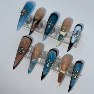 Uñas Acrílicas Stiletto Medianas <span class=keywords><strong>con</strong></span> Degradado Azul, Punta <span class=keywords><strong>Francesa</strong></span> Nude, Adornos Góticos Cromados, Líneas Doradas en Espiral, de Lujo - Product Image 2