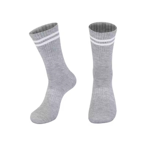 Chaussettes de sport rétro à deux bandes avec logo personnalisé de haute qualité, en mélange de coton respirant et confortable, idéales pour les tenues décontractées et les équipes. - Product Image 2