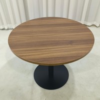 Table à manger ronde avec plateau en bois et base en métal noir
