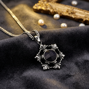 Collier pendentif rétro en acier inoxydable. Pierre précieuse noire avec pendentif en diamant. Cadeau de Noël idéal. Production OEM - Product Image 1