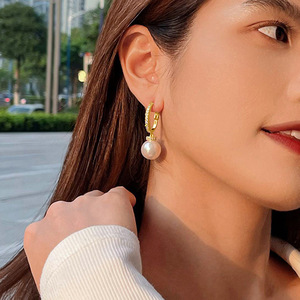 Pendientes de Perlas Doradas E3423, Perlas Cultivadas Redondas Blancas con Engaste de Bisel, Joyería Clásica de Boda para Mujer - Product Image 5