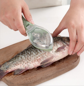 Outil de nettoyage pratique et compact pour la cuisine domestique : Écailleur de poisson manuel en plastique avec couvercle - Product Image 1