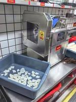 Commerciële fruit- en groentesnijder, elektrische motor, automatisch, voedselveilig roestvrij staal, multifunctioneel voor gebruik in kantines