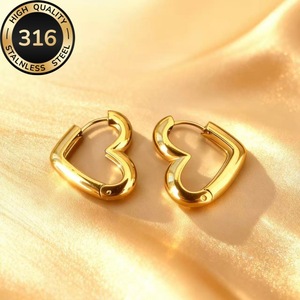 Pendientes de Aro de Acero Inoxidable Chapados en Oro, Estilo Europeo Americano, con Forma de Corazón y Diamantes Pulidos a Mano - Product Image 3