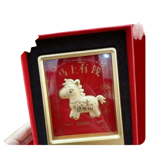 פריט דקורטיבי מוזהב לשנת הסוס יבוא בקרוב. זה אוצר משרדי למתנות הנצחה - Product Image 1