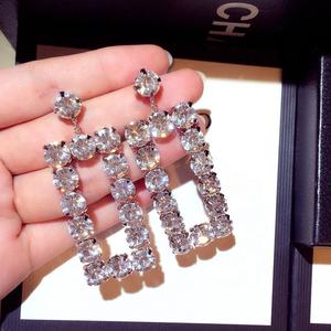 <span class=keywords><strong>Orecchini</strong></span> pendenti di nuova moda da donna <span class=keywords><strong>orecchini</strong></span> lunghi da donna esagerati di colore bianco nero <span class=keywords><strong>orecchini</strong></span> <span class=keywords><strong>rettangolari</strong></span> femminili - Product Image 2