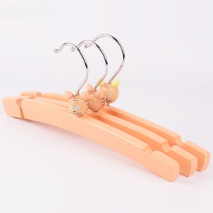 Colgador <span class=keywords><strong>de</strong></span> ropa para niños Tienda <span class=keywords><strong>de</strong></span> ropa Colgador <span class=keywords><strong>de</strong></span> ropa antideslizante <span class=keywords><strong>de</strong></span> <span class=keywords><strong>madera</strong></span> <span class=keywords><strong>de</strong></span> color <span class=keywords><strong>madera</strong></span> original - Product Image 3