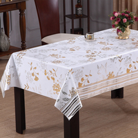 Nappe en PVC RNPT avec médaillons or et argent bicolores, bordure festonnée et support en tissu pour la salle à manger