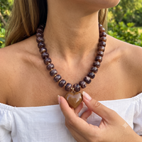 Collier ras du cou en perles d'acrylique effet marbre avec pendentif cœur, entretoises dorées et disques rondelles, couleur marron chocolat, style bohème, pour usage quotidien et soirées
